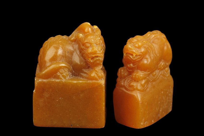 A PAIR OF TIANHUANG SEALS (1 of 5)