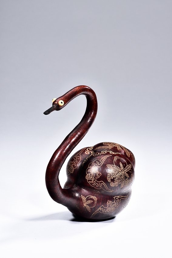 A MODEL OF GILT-PAINTED GOURD GOOSE (1 of 4)