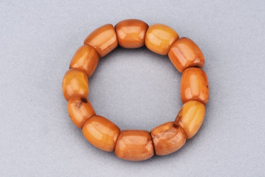 AN AMBER BRACELET OF TWELVE BEADS (1 of 3)