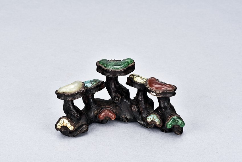A BRONZE LINGZHI BRUSHREST (1 of 5)