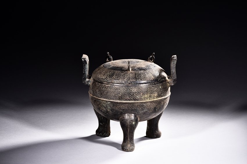AN ARCHAISTIC BRONZE TRIPOD DING VESSEL (1 of 5)