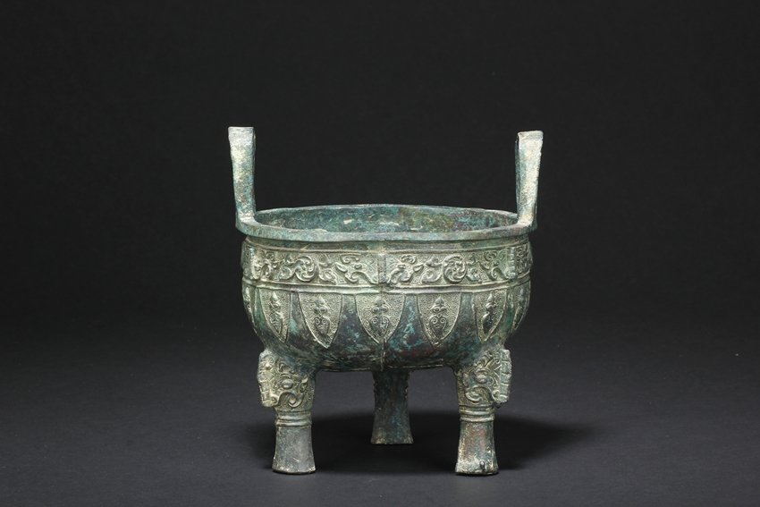 AN ARCHAIC BRONZE RITUAL VESSEL, DING (1 of 6)