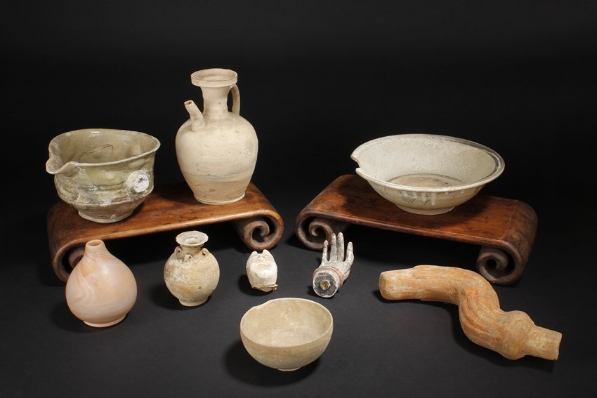 A GROUP OF POTTERY PIECES (1 of 6)