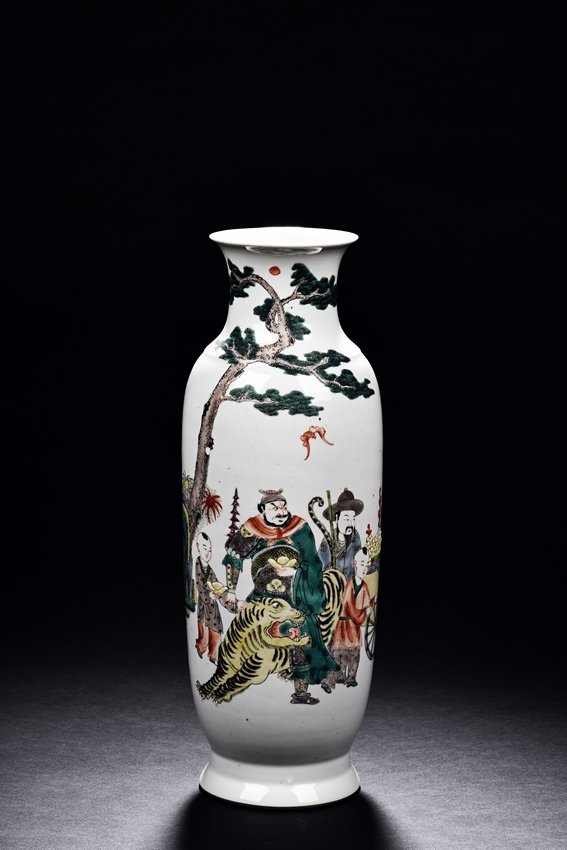 A WUCAI 'WU SONG' FIGURES VASE (1 of 4)