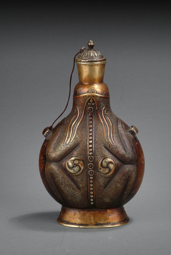 AN UNUSUAL CARVED BRONZE BOTTLE (1 of 5)