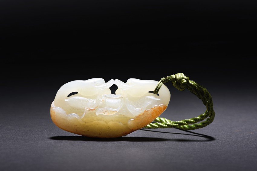 A WHITE JADE 'DOUBLE DUCK' PENDANT WITH SKIN (1 of 2)