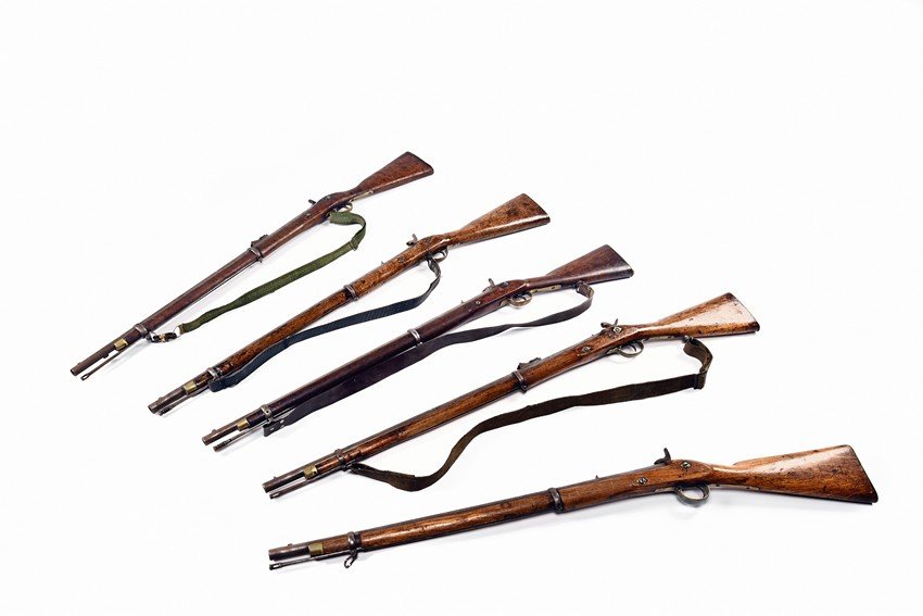 A SET OF FIVE VINTAGE ANTIQUE RIFLES (1 of 9)