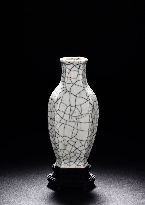 A CRACKLED WARE VASE: Height: 7 3/4 in (19.7 cm)