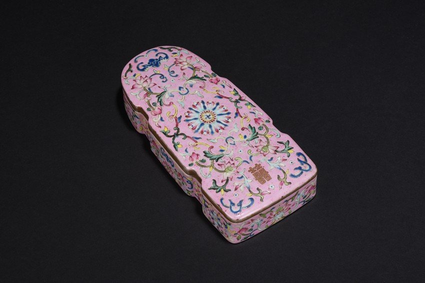 A FAMILLE ROSE 'GUQIN-TYPE' BOX AND COVER (1 of 9)