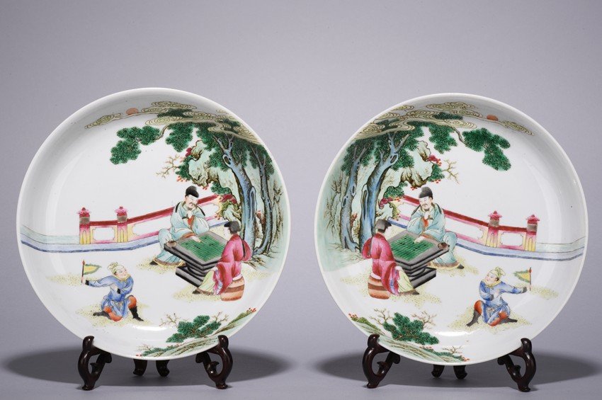 A PAIR OF FAMILLE ROSE 'FIGURES' DISHES (1 of 4)
