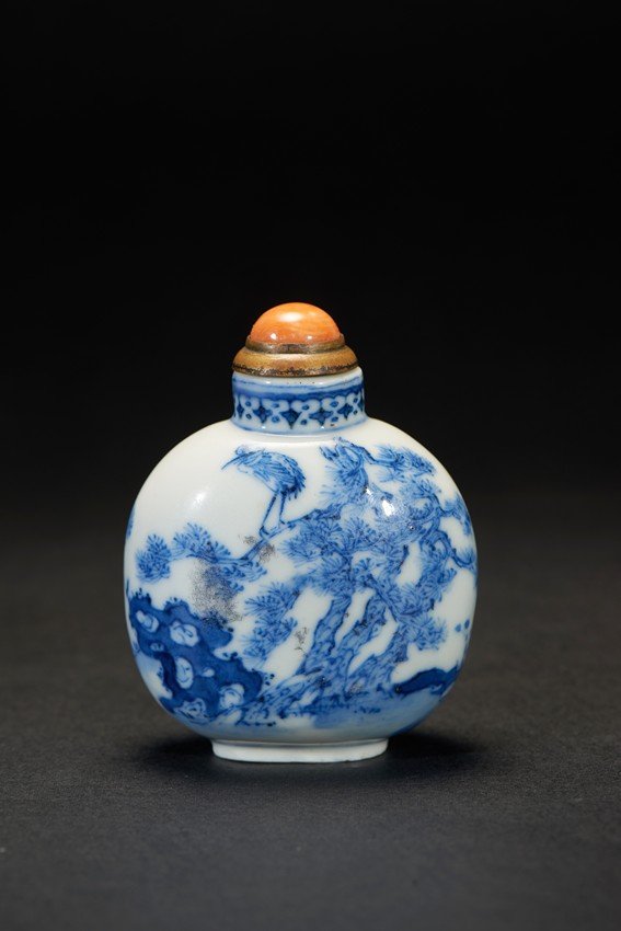 A BLUE AND WHITE ' PINE TREE AND CRANE' SNUFF BOTTLE (1 of 4)