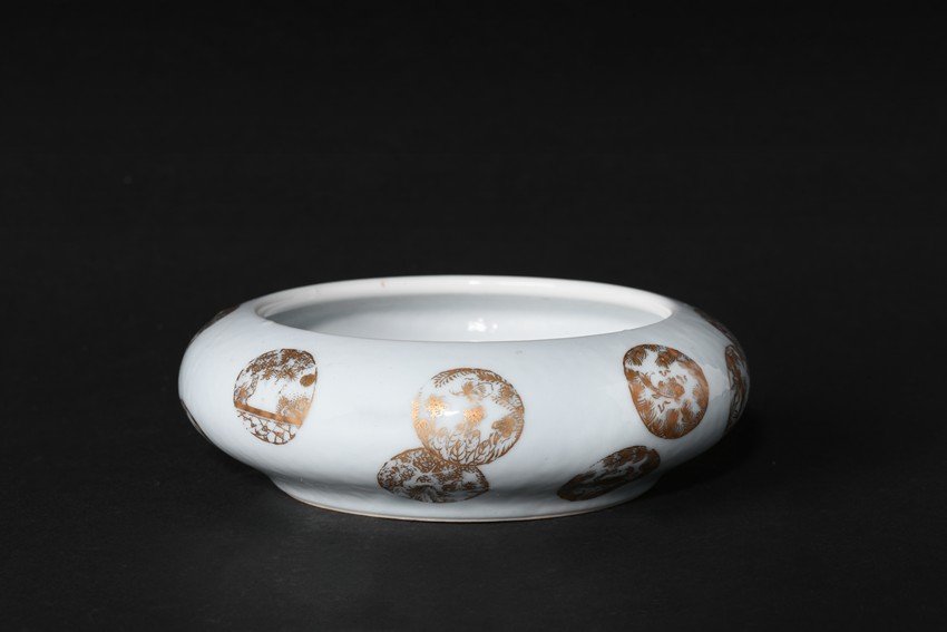 A GILT-DECORATED BLUE GLAZE WASHER: Of compressed circular form, supported on an shallow tapering foot, the incurved, rounded sides painted with an fine roundels in gilt, the base inscribed with an six-character mark. Qing Dynasty perio