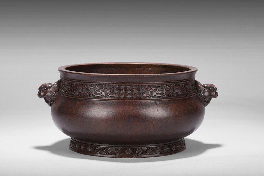 A LARGE BRONZE CENSER WITH TWO BEAST HANDLES (1 of 10)