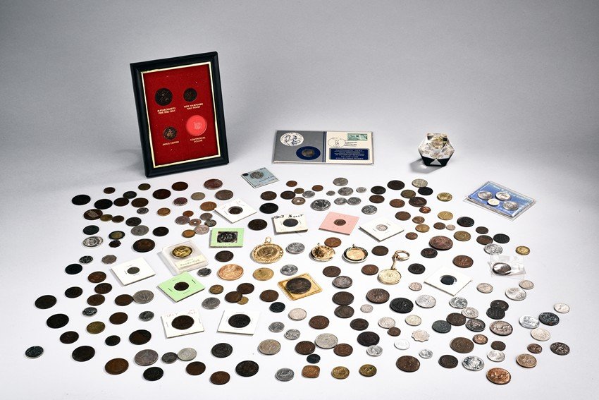 A GROUP OF VARIOUS VINTAGE COINS (1 of 10)