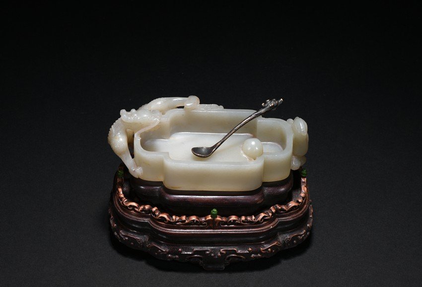 A WHITE JADE 'DRAGON AND PHOENIX' WASHER (1 of 8)