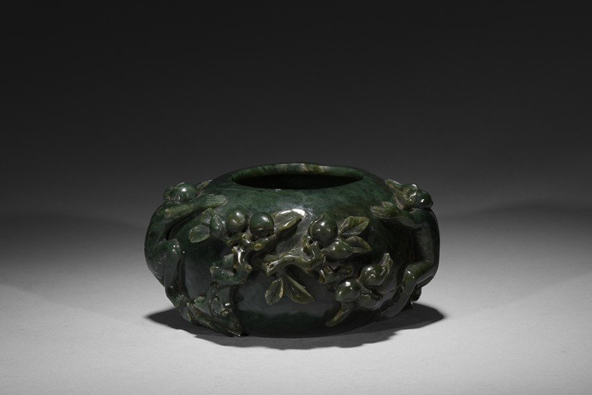 A SPINACH JADE 'MONKEY AND LONGEVITY PEACH' WASHER (1 of 10)