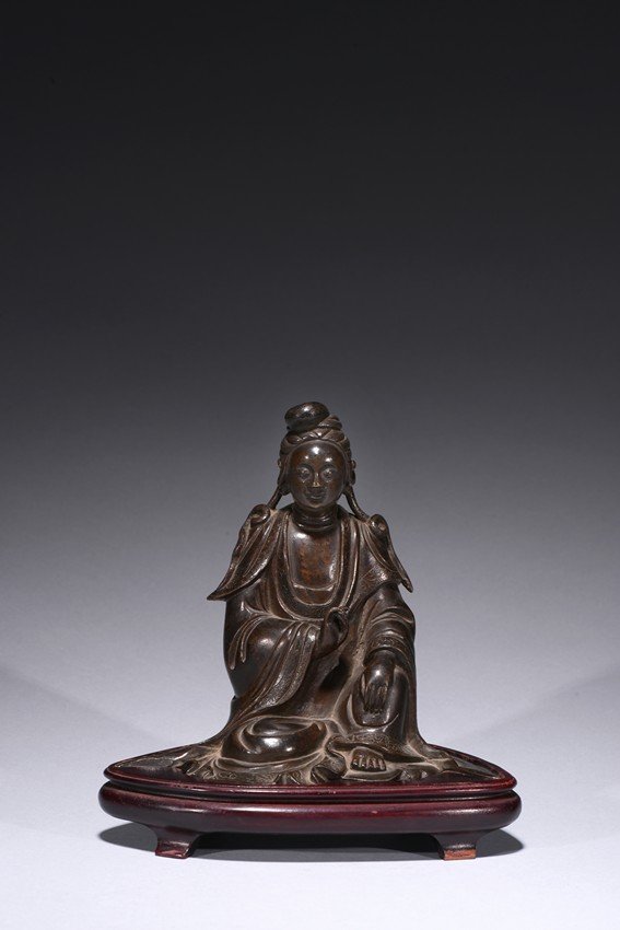 A BRONZE FIGURE OF GUANYIN (1 of 10)