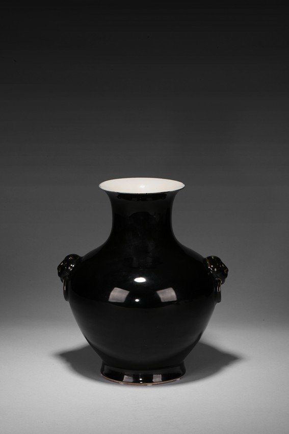 A MIRROR BLACK GLAZED VASE (1 of 6)