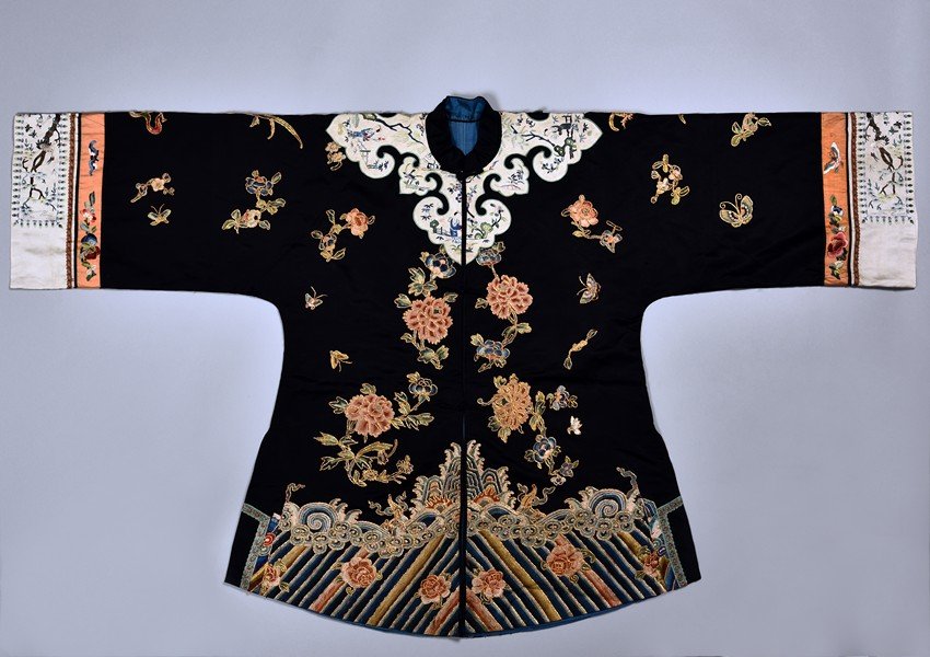 A BLUE GROUND EMBROIDERY INFORMAL ROBE (1 of 8)