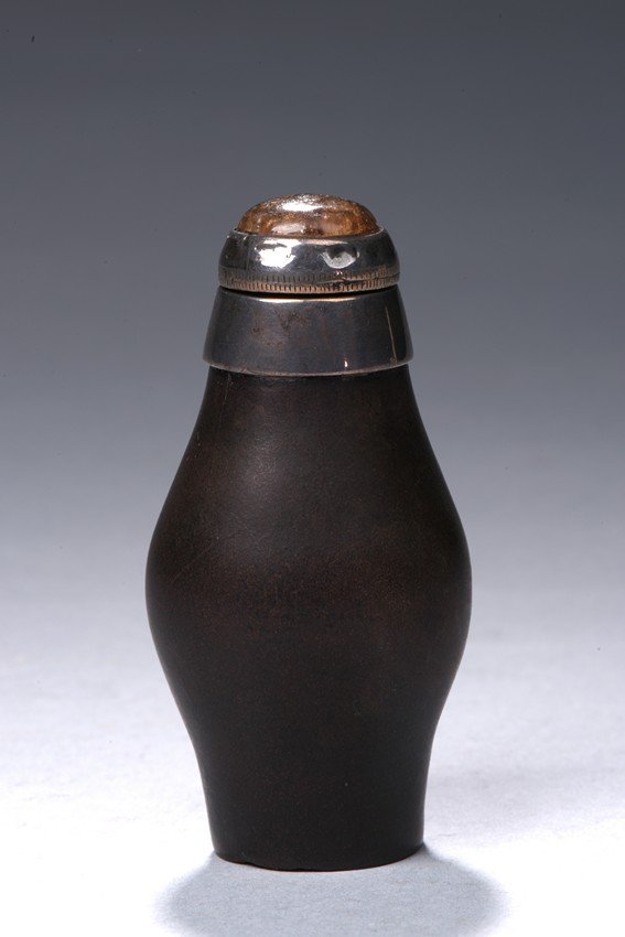 AN AGARWOOD SNUFF BOTTLE (1 of 4)