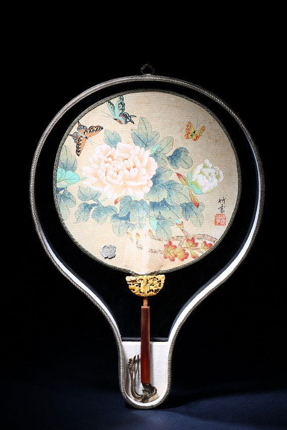 GU WENBIN: INK AND COLOR ON SILK 'POEM' ROUND FAN (1 of 7)