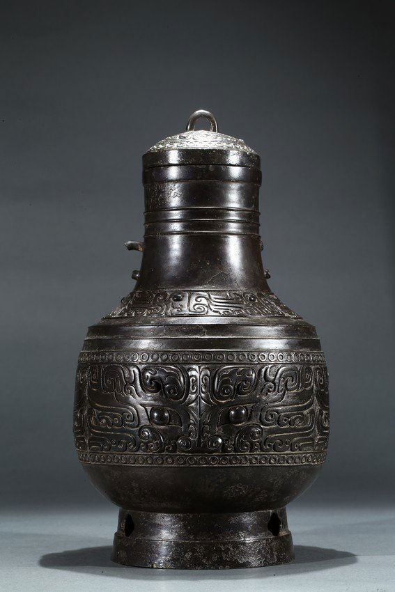 A BRONZE 'TAOTIE' HU VASE WITH COVER (1 of 7)