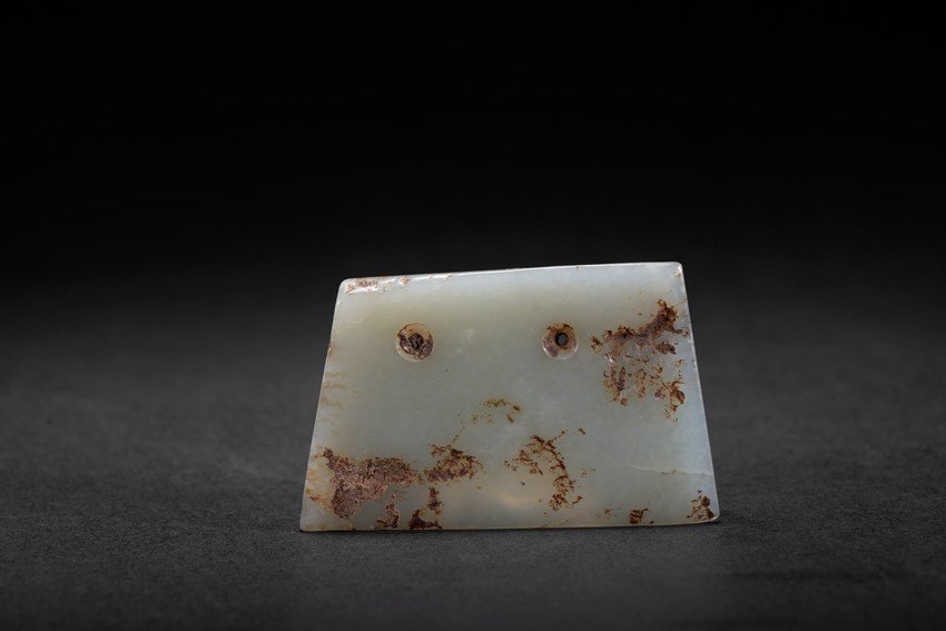 A WHITE JADE CARVING (1 of 2)