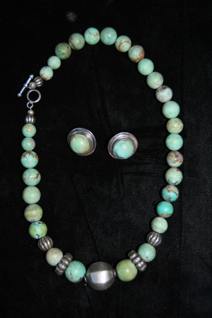 Green Natural Stone Necklace & Earring Set: Green Natural Stone Necklace & Earring Set