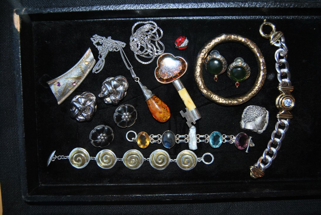 Bag of Misc. Jewelry: Bag of Misc. Jewelry