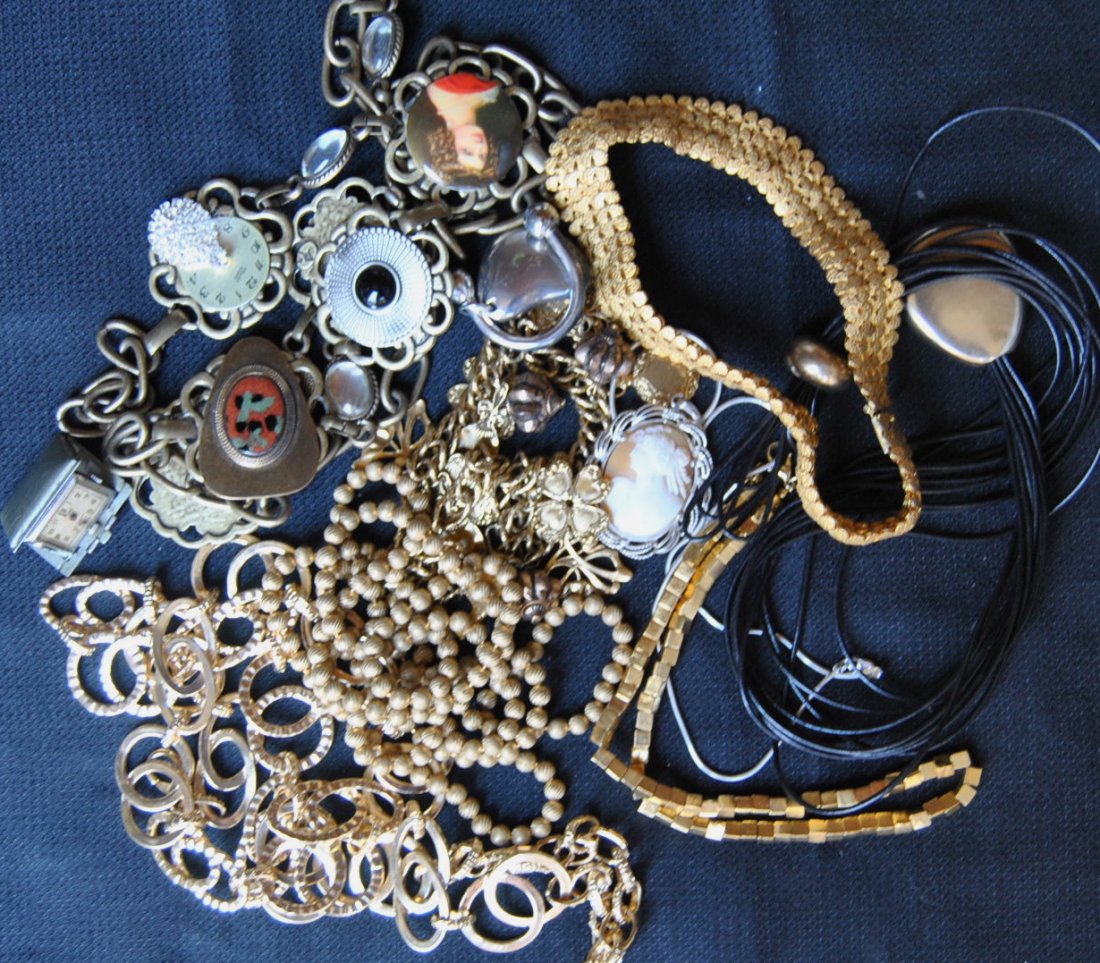 Bag of Misc. Jewelry: Bag of Misc. Jewelry