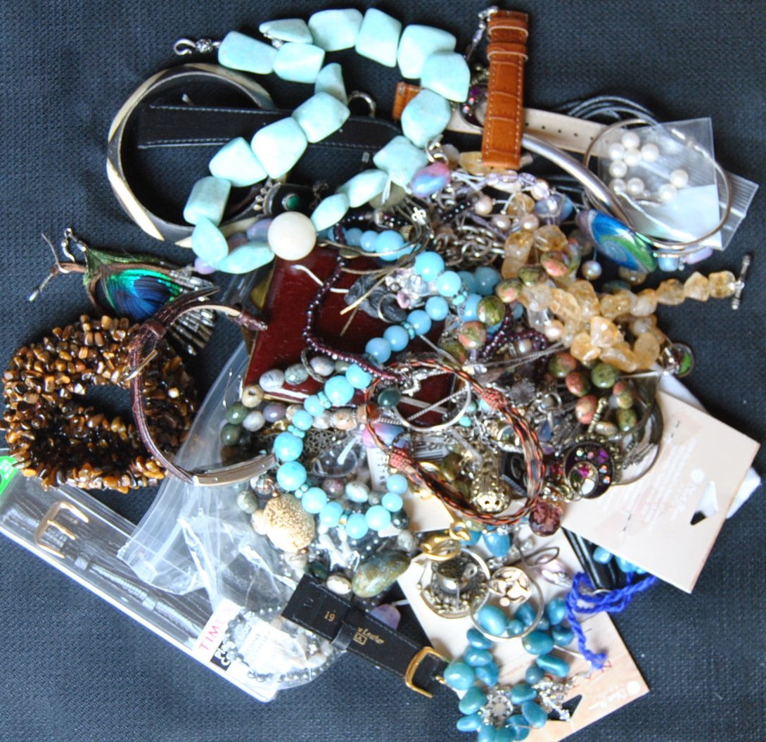 Bag of Misc. Jewelry: Bag of Misc. Jewelry