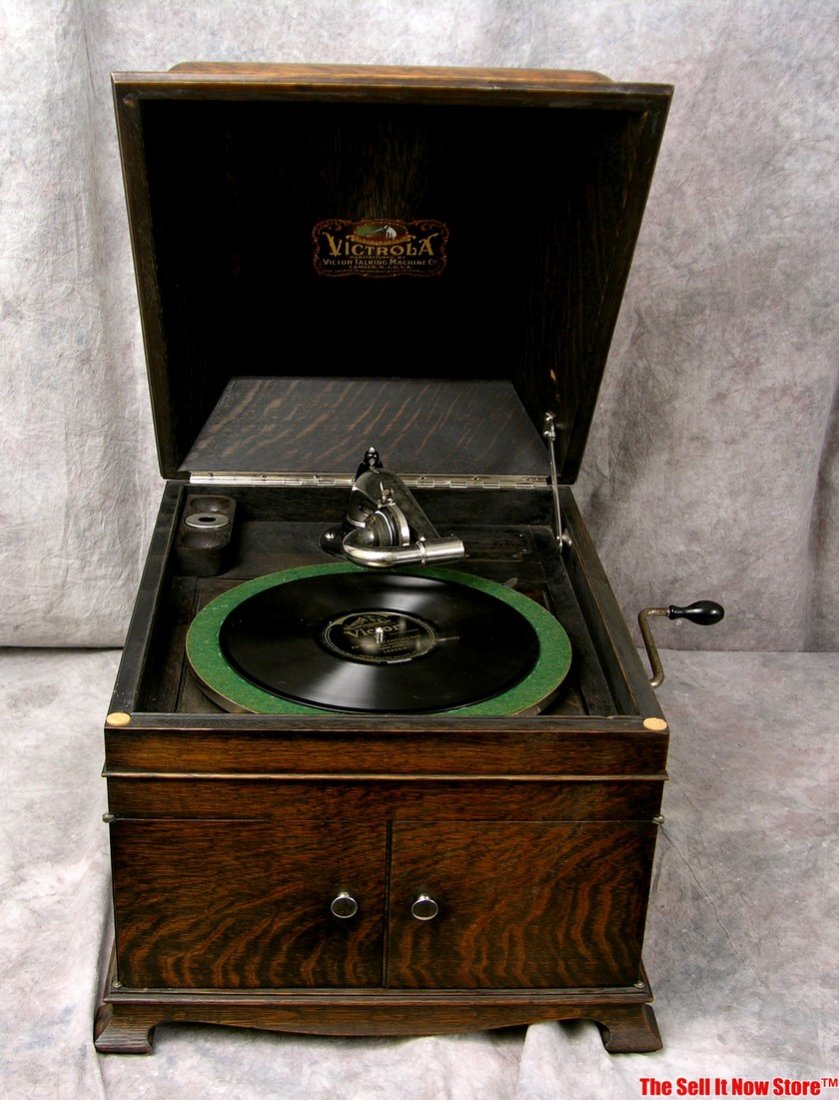 Vintage Tabletop Victor Victrola Wind Up Phonograph: Vintage Tabletop Victor Victrola Wind Up Phonograph in oak. This unit appears to be complete and original and does play. It does have various marks from age and use. This piece is from a local estate 