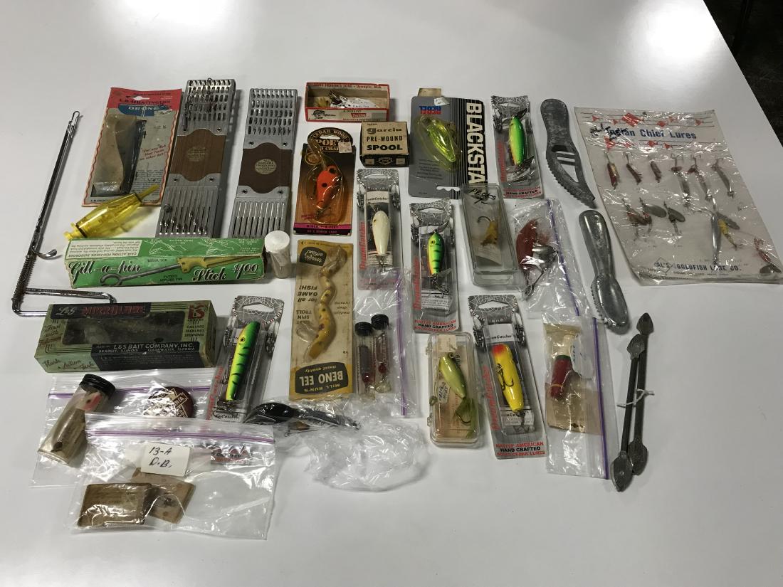 Group Lot Vintage Fishing Lures: Group Lot Vintage Fishing Lures