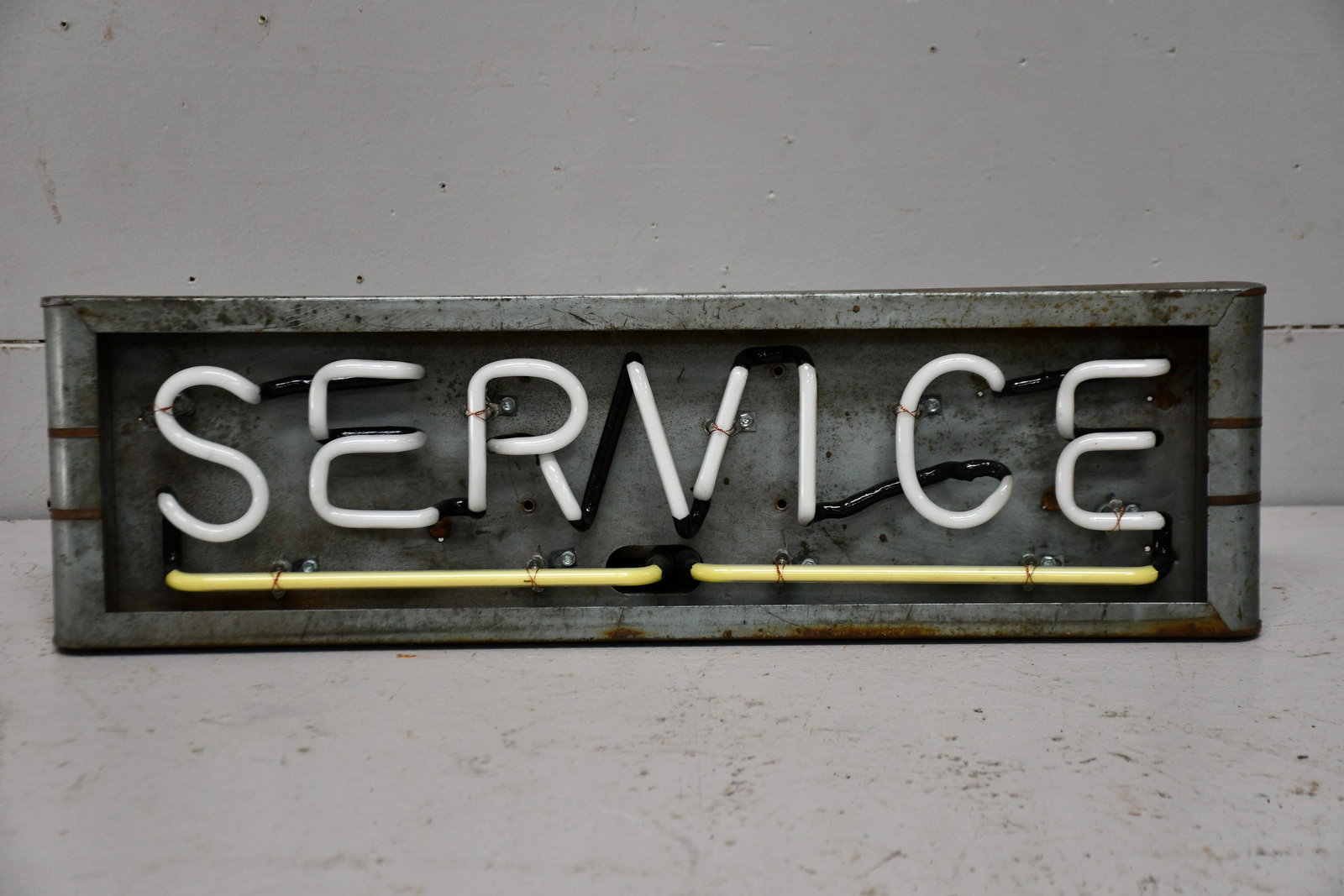 Service Neon Sign 8"H,   27"  x   7" (1 of 3)