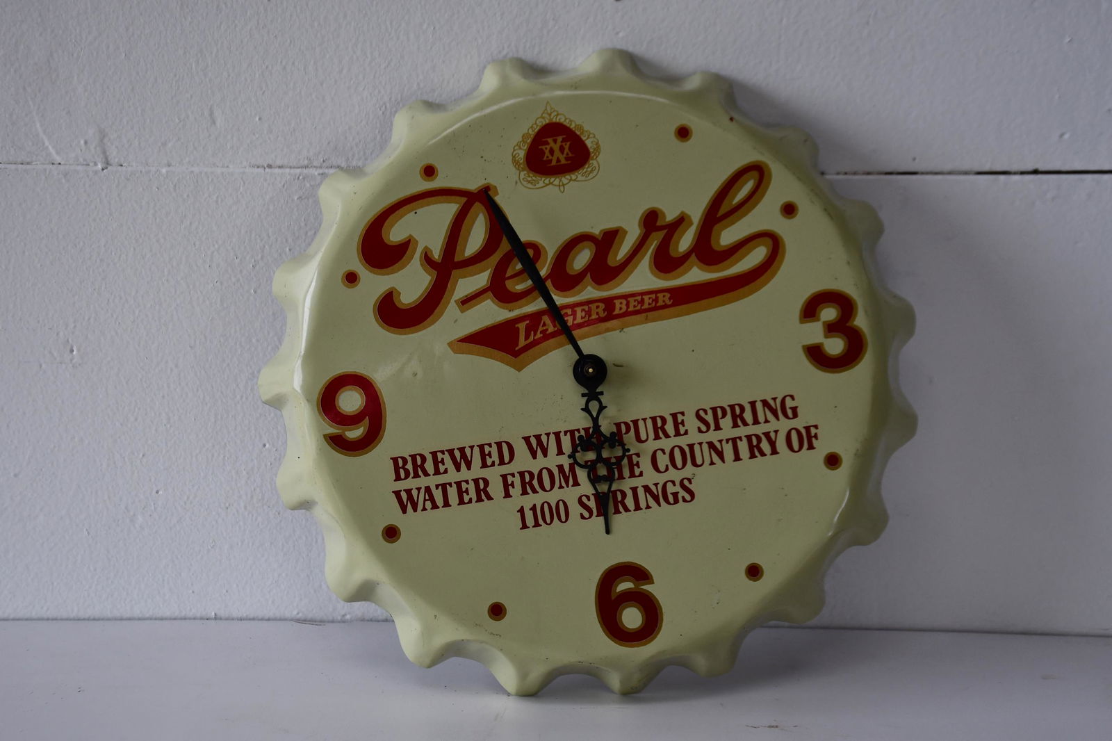 Metal Pearl Beer Bottlecap Advertising Clock 14" diam. (1 of 3)