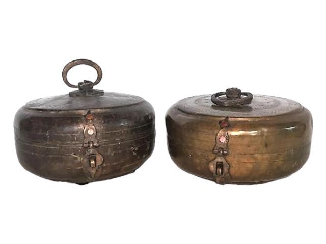 Global Views Vintage Brass Chipati: Global Views Vintage Brass Chipati hinged bowls, engraved decoration. Lot of 2. 7.5" x 5" tall