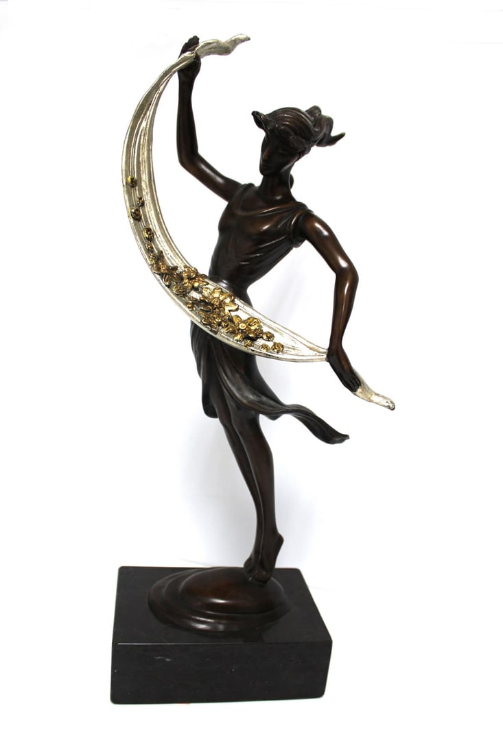 Thomas McKnight - Flora: Artist: Thomas McKnight Title: Flora Year: 1985 Dimensions: 17.5in. by 4.5in. Edition: From the rare limited edition of 250 Medium: Original cast bronze sculpture Condition: Excellent Signature
