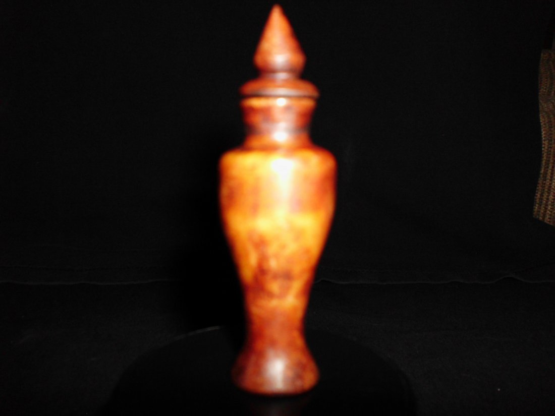 Old Agate Snuff Bottle: Striking colors. Very Nice Bottle. Height 7.80cm. Width 2.30cm.