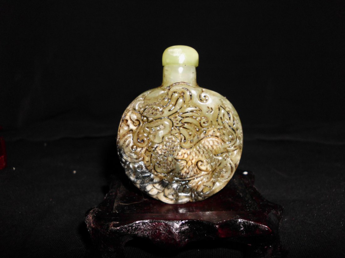 Old Jade Snuff Bottle - Dragon: Nice carving. Height 6.40. Width 5.10. Thickness 1.80 cm.