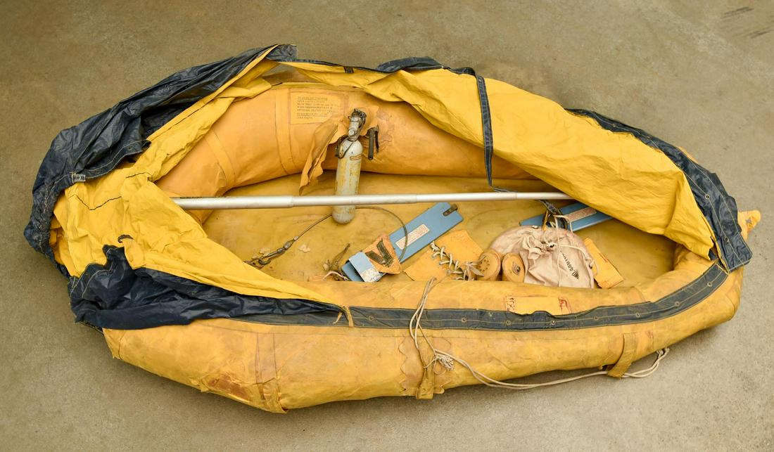Original WWII U.S. Military Small Inflatable Raft (1 of 6)