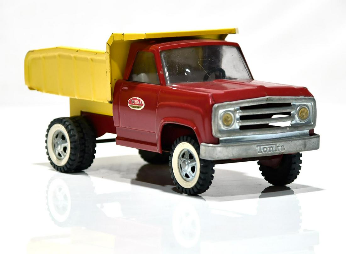Tonka Pressed Steel Toy Dump Truck: Tonka Pressed Steel Toy Dump Truck - Offered Without Reserve - There is NO ESTIMATE on this item. - Vintage Original Tonka Pressed Steel Toy Dump Truck. Good condition. Has some wear and scratches.