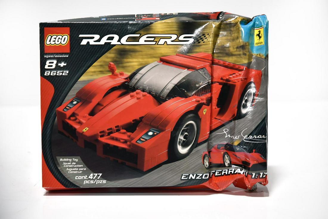 Lego Enzo Ferrari Racer 8652 in Box 1:17: Lego Enzo Ferrari Racer 8652 in Box 1:17 - Offered Without Reserve - There is NO ESTIMATE on this item. - Lego Enzo Ferrari Racer 8652 in Box. It is 1:17 scale and the box has had some water damage. I