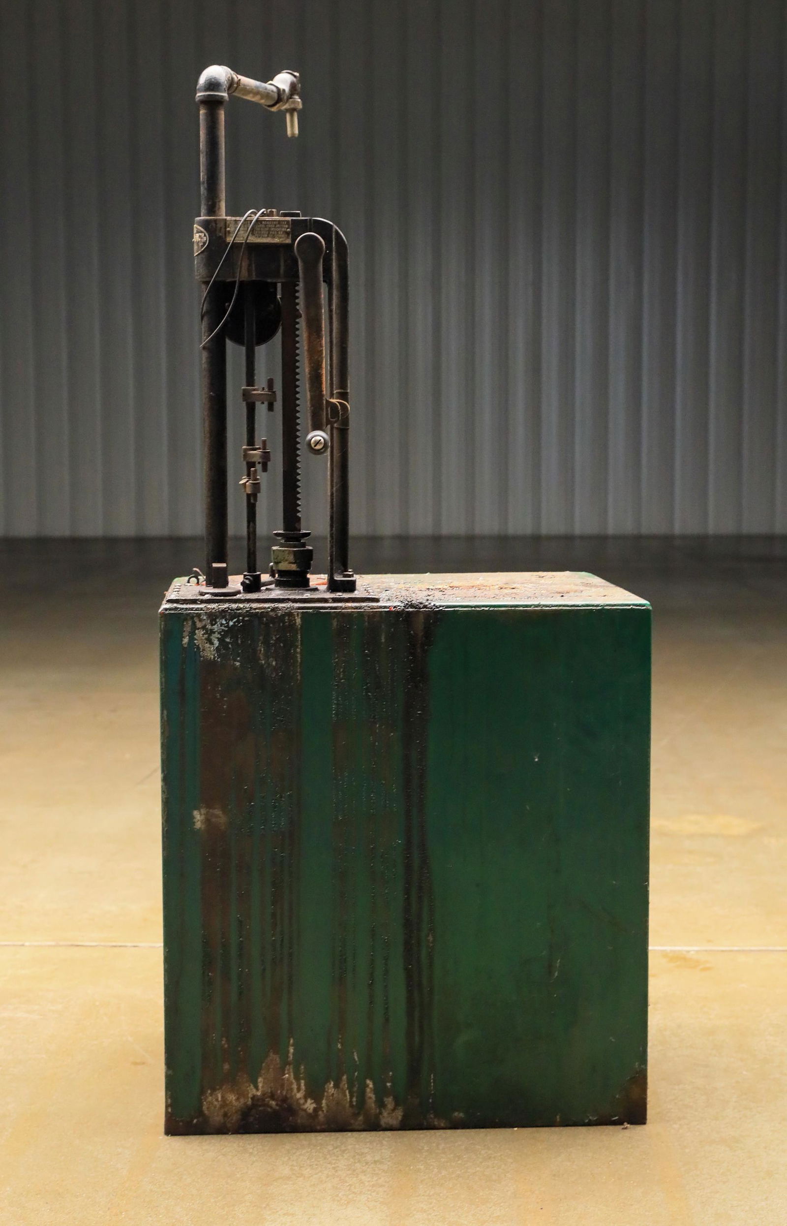 1930s 60 Gallon Standard Oil Motor Oil Lubester (1 of 6)