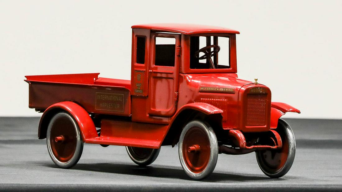 Buddy L "Red Baby" International Harvester Express Truc (1 of 11)