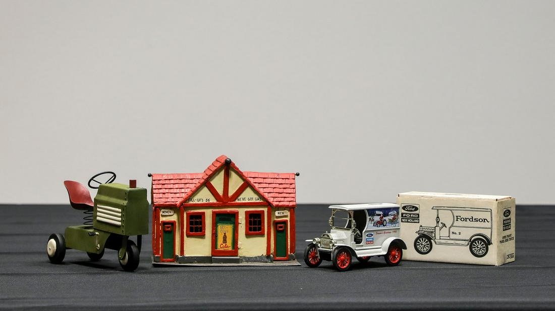 Assortment of Toys (1 of 7)