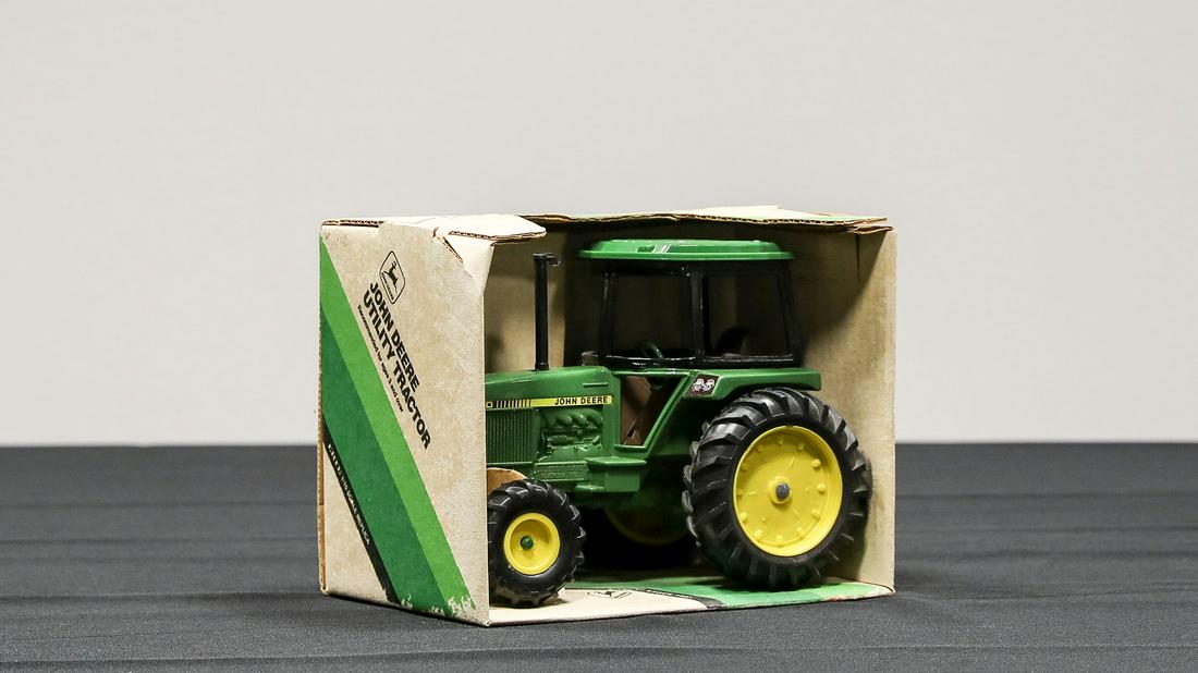 John Deere 2550 Model Tractor (1 of 8)