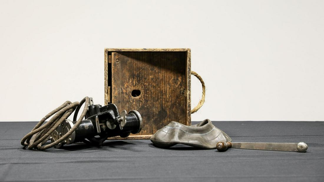 1910 Hawthorne Tire Pump with Original Crate (1 of 5)