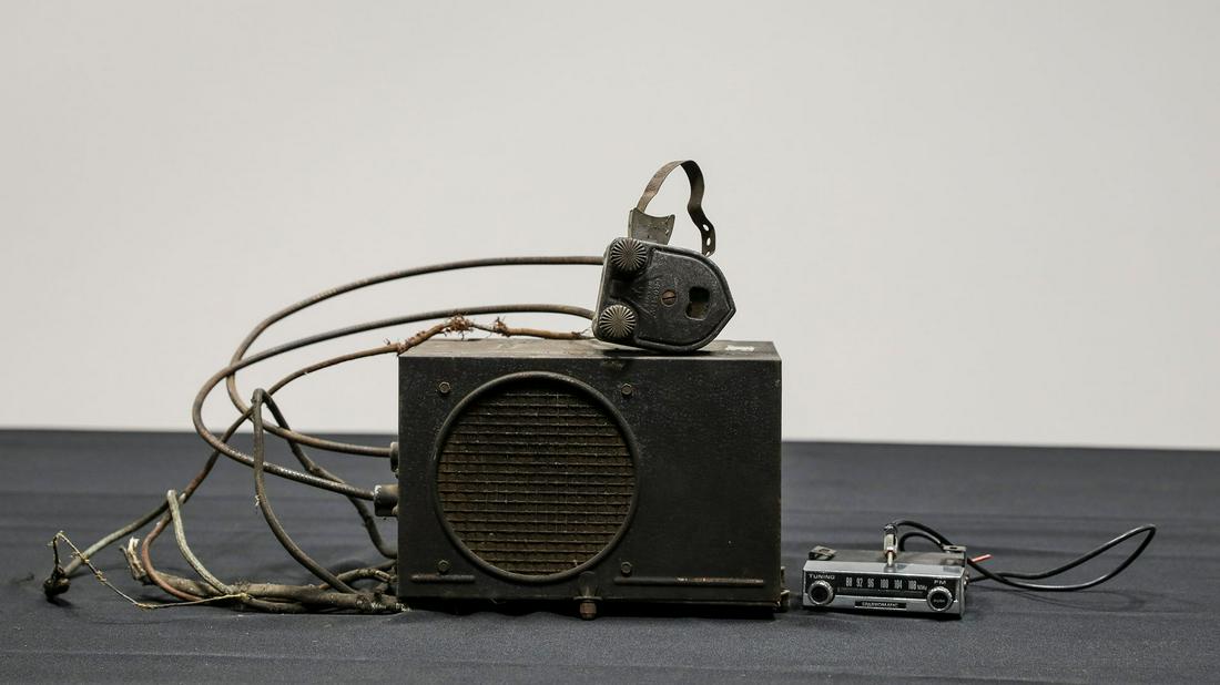 Vintage Car Radio and FM Converter (1 of 8)