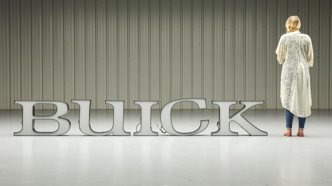 BUICK Illuminated Sign (1 of 4)
