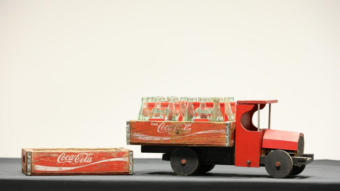 Wood-Built Truck with Two Authentic Coca-Cola Crates (1 of 16)